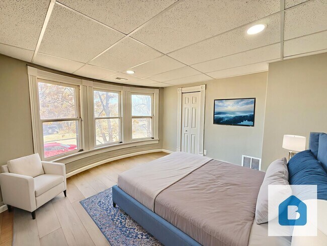 Building Photo - 1041 Lake Ave