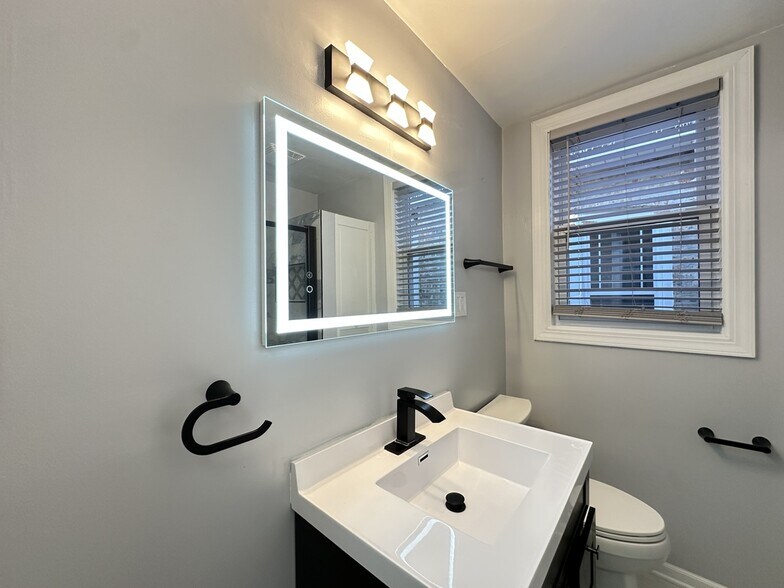 Building Photo - 3117 N Mango Ave