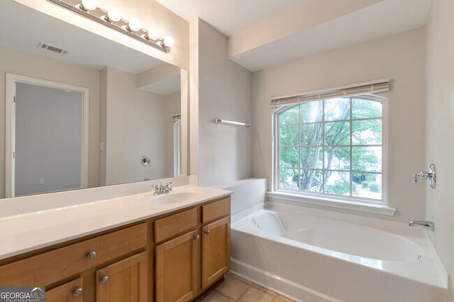 Building Photo - 1000 Pierce Brennen Dr NE