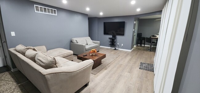 Building Photo - 130 Groton Dr