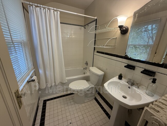 Building Photo - 1090 16th Ave SE