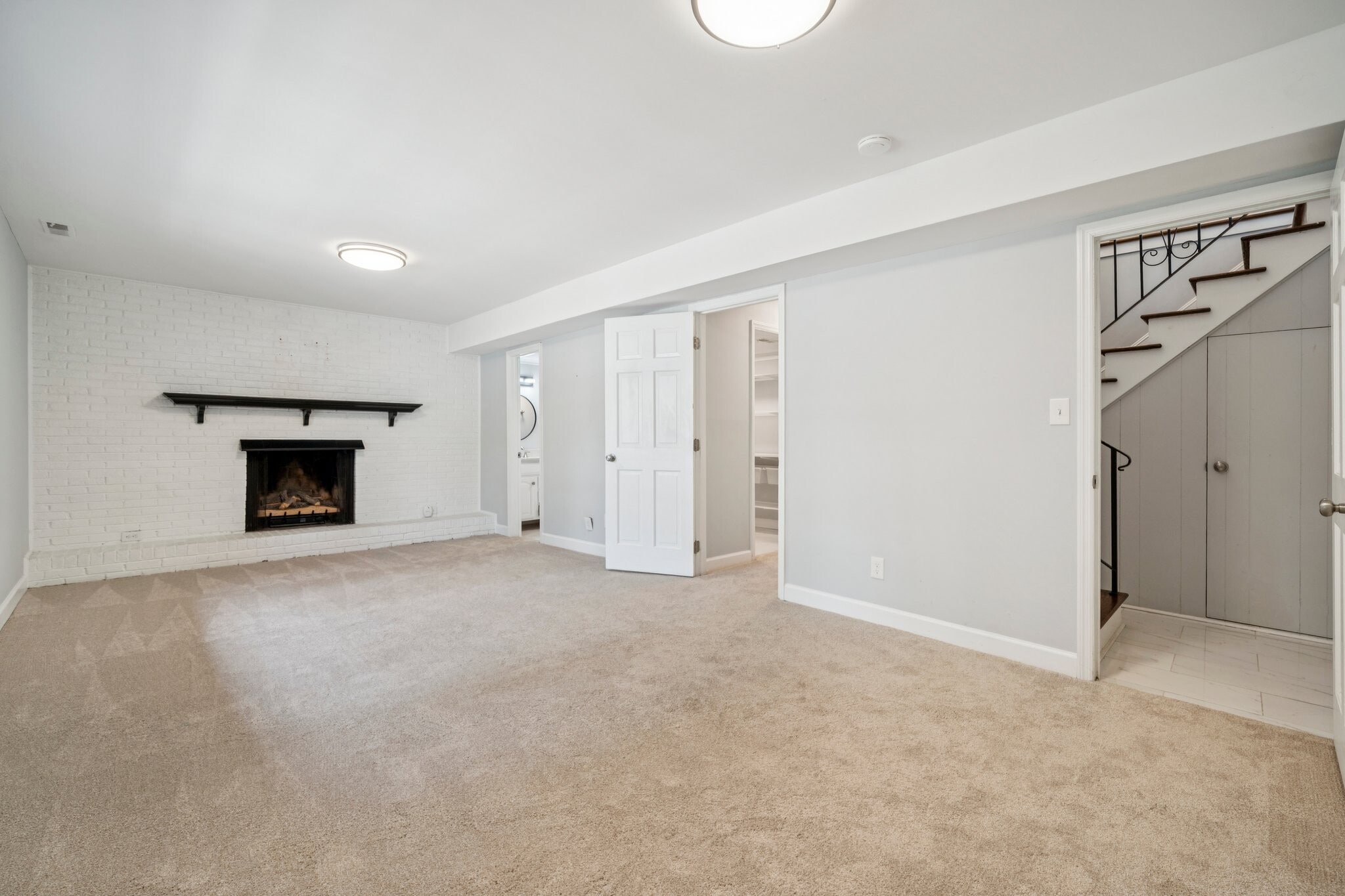 Building Photo - 8323 Cliffside Dr