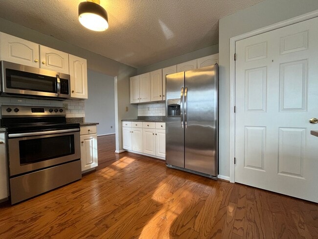 Building Photo - Spacious 3/3 Available For Move In Now