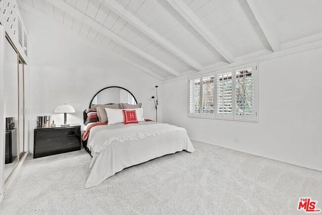 Building Photo - 4363 Hayvenhurst Ave