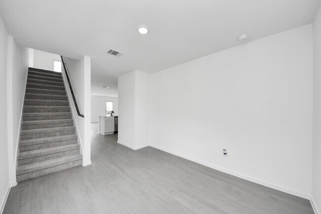 Building Photo - 3012 Sunrise Dr