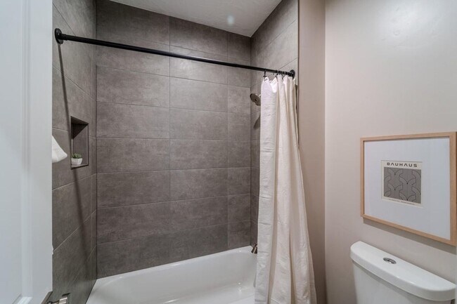 Building Photo - Beautiful 3 bed 2 bath Desert Color Home! ...