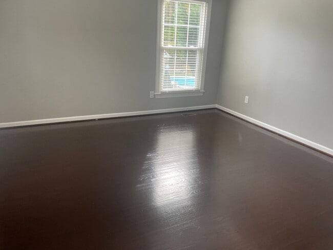 Building Photo - Spacious 4 Bedroom near Guilford College