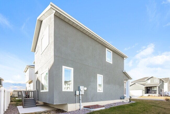 Building Photo - 4762 E Lk Cor Dr