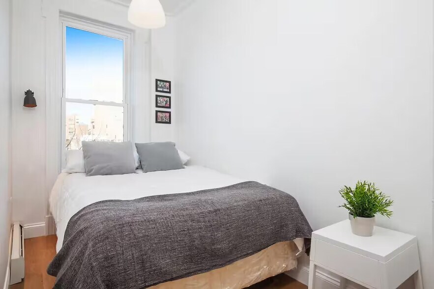 Building Photo - Furnished room/NOT APARTMENT