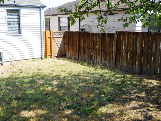 Building Photo - 2 Bedroom House - Seward Park! * 6 Month L...