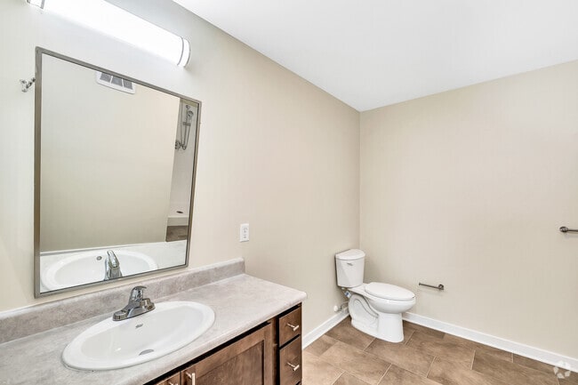 2BR, 2BA - 944SF - Bathroom - Saratoga Place