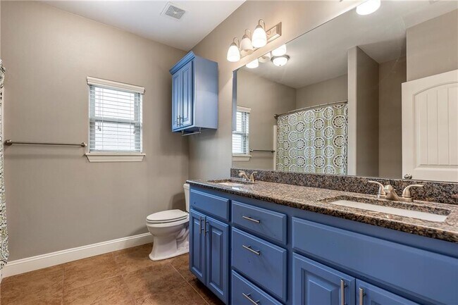 Building Photo - 4403 W Meadow Oaks Dr