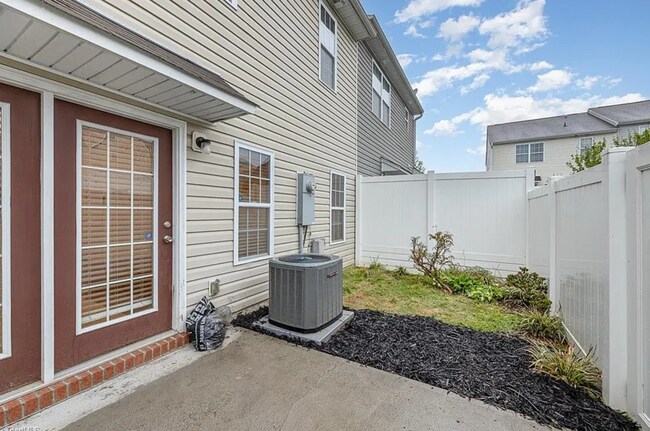 Building Photo - Immaculate beautiful 3-bedroom, 2.5-bath t...