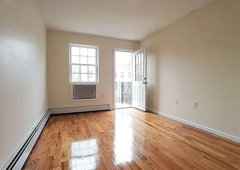 Building Photo - 17 Covert St