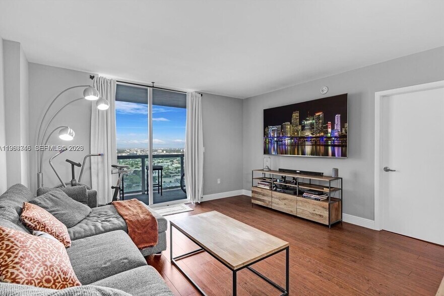 Building Photo - 1800 N Bayshore Dr