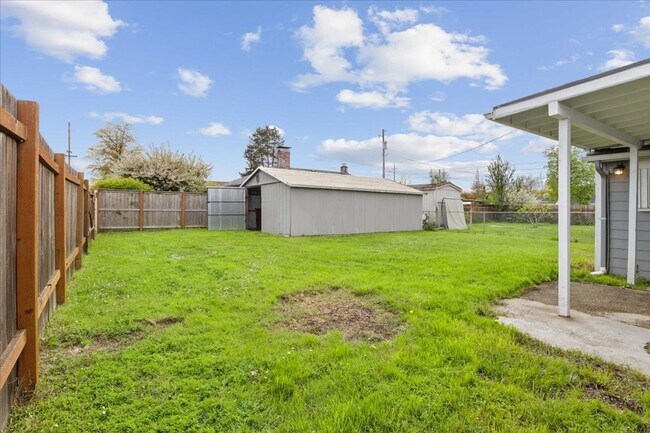 Building Photo - 704 SW 16th Ave
