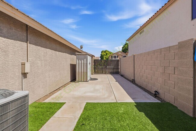 Building Photo - Resort-Style Gilbert Living with Private Pool & Outdoor Kitchen!