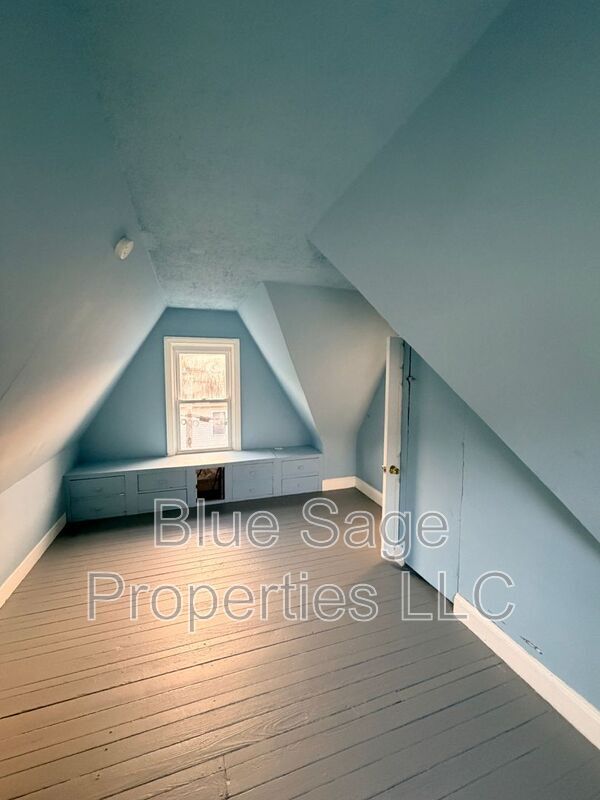 Building Photo - 913 8th Ave