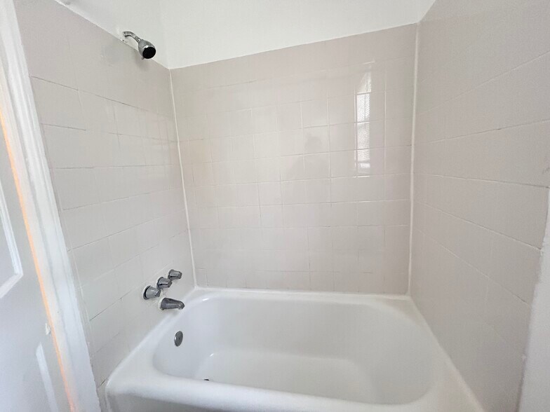 Building Photo - 4034 Calvert St NW