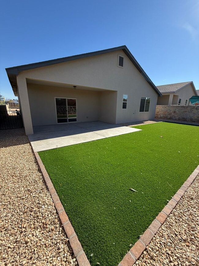 Building Photo - Modern 3 Bed, 2 Bath Home