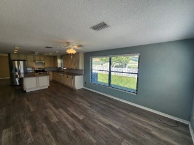 Building Photo - Beachside 3/2/1 Spacious Home