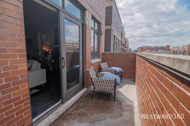 Building Photo - 1033 W Monroe St