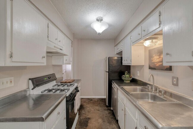 Building Photo - Cozy 2-Bedroom Duplex in Prime North Austi...