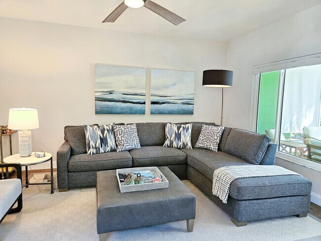 Building Photo - Seasonal Short-Term Venice Island Townhouse Steps from Venice Beach!