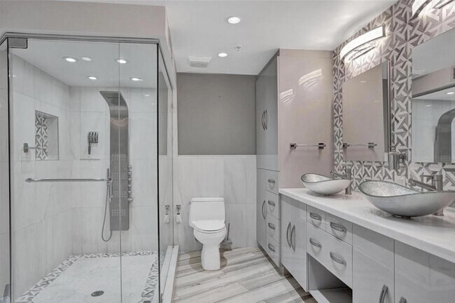 Building Photo - 3020 NE 32nd Ave