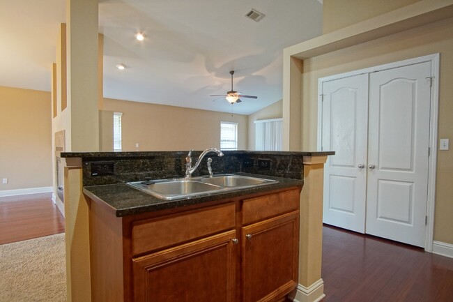 Building Photo - "Luxurious 3-Bedroom, 2-Bath Pet-Friendly ...