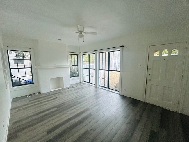 Building Photo - Perfect 1 bedroom location