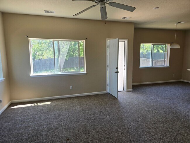 Building Photo - Three-bedroom condo in Denver boasts a lar...