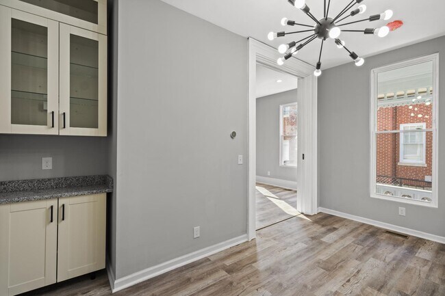 Building Photo - 835 Isabella St