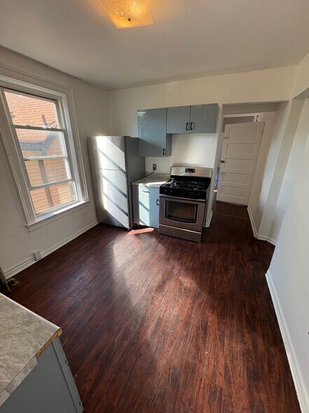 Building Photo - 543 3rd St