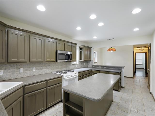 Building Photo - 2824 Dyer St