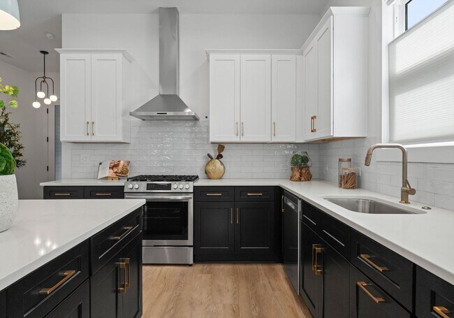 Building Photo - 2006 St Johns St