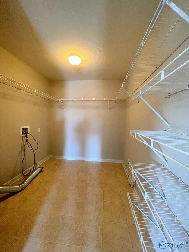 Building Photo - 3412 Castlecreek Dr SW