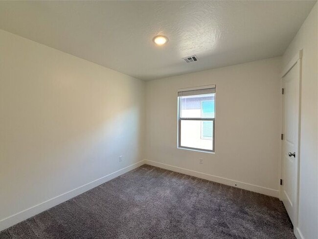 Building Photo - 4 Bed, 2.5 Bath Home with 2 Car Garage