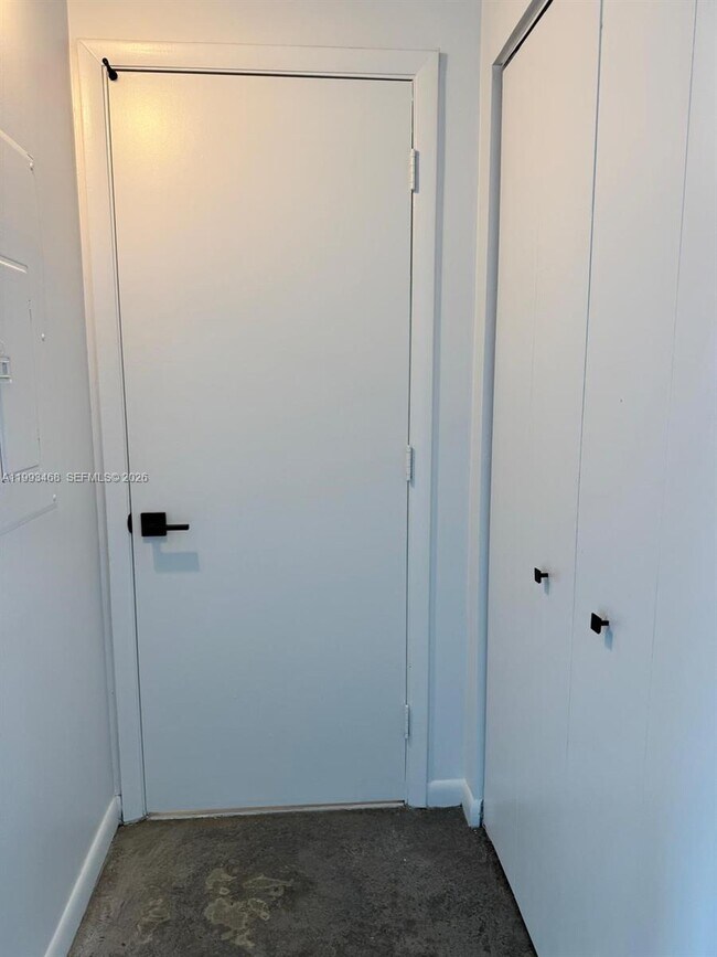 Building Photo - 10 SW South River Dr