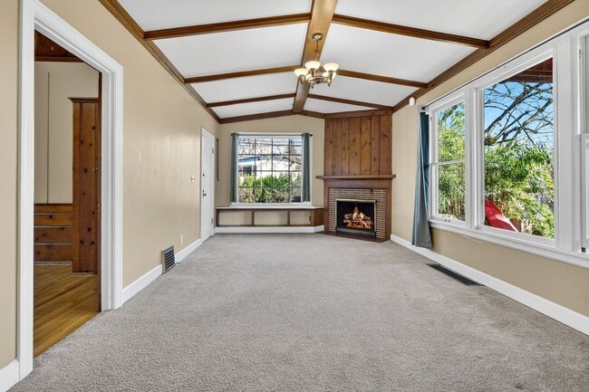 Building Photo - 713 SE 27th Ave