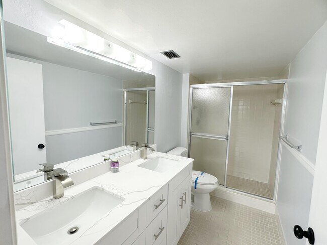 Building Photo - 2220 N Cypress Bend Dr