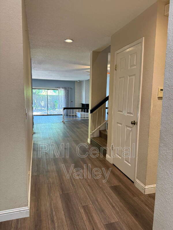 Building Photo - 1725 Edgebrook Dr