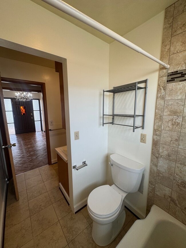 Building Photo - Move in special-HALF off first month's rent!