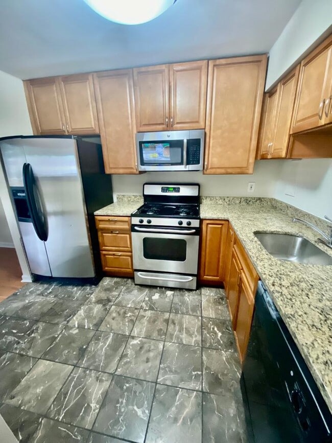 Building Photo - 2624 Redcoat Dr