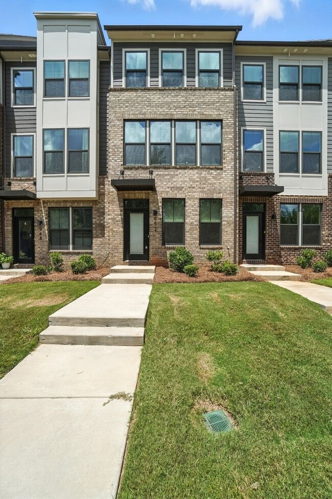 Building Photo - Modern City Living Near Uptown Charlotte