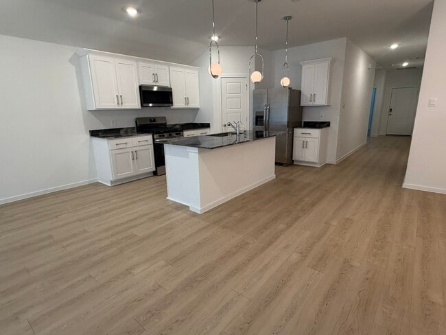 Building Photo - 523 Robin Ct