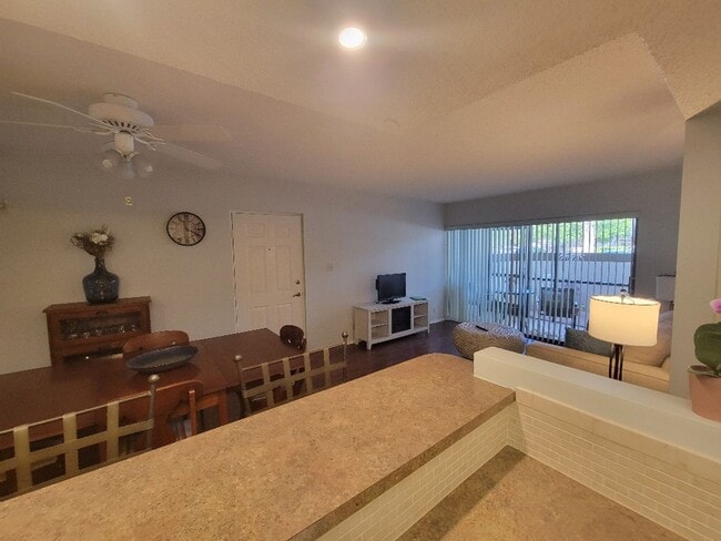 Building Photo - Lovely bottom floor UN-furnished condo Por...
