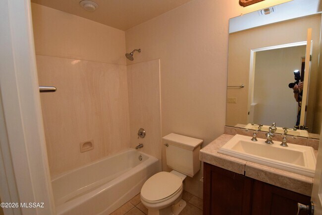 Building Photo - 334 E Cedarvale Rd