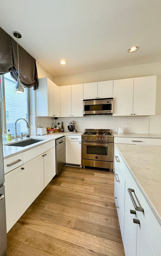Building Photo - Ballard Townhome
