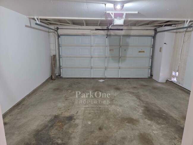Building Photo - Spacious and Updated Heather Farms Townhome for Lease